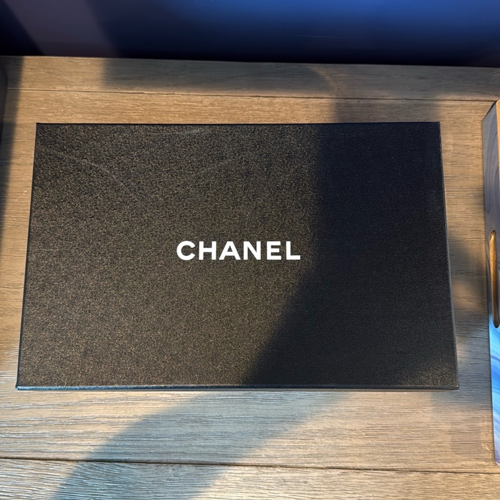 Chanel interlocking CC logo suede sneakers women’s size 38. - Picture 11 of 11